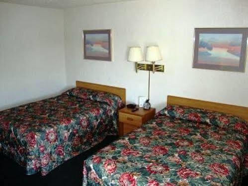 Plaza Inn Topeka Room photo